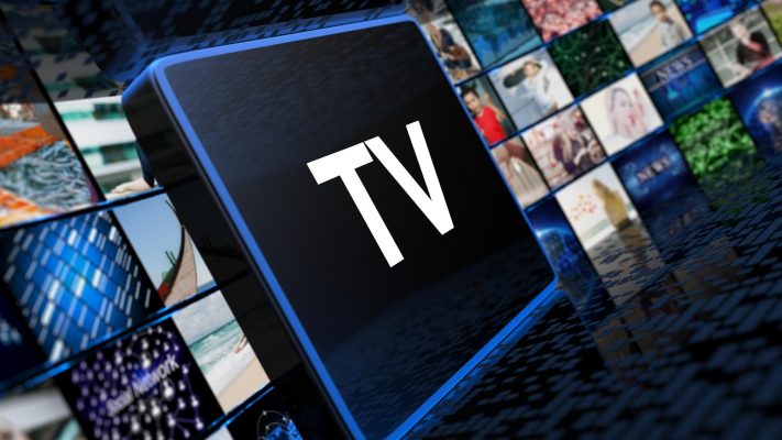 Kết nối cáp với đầu HDMI của TV và đầu đèn vào iPhone.