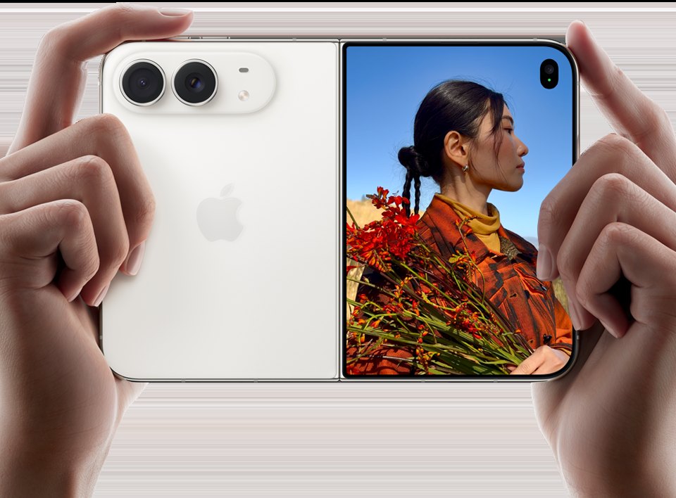 Hai tay cầm iPhone Duo màu trắng ở trạng thái gập và mở, hiển thị thiết kế kép màn hình và camera…