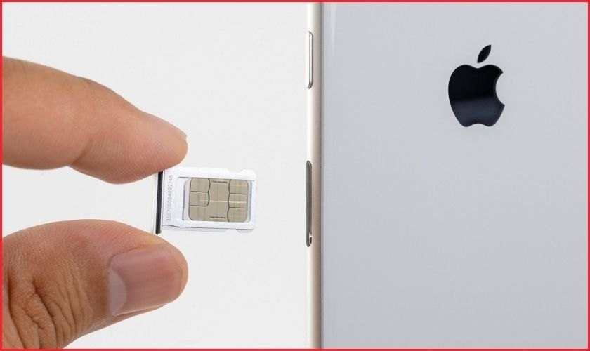 Thẻ SIM và iPhone hiển thị kích thước thẻ SIM nhỏ gọn
