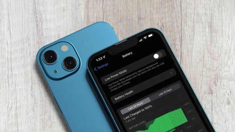 IPhone 13 Pro màu xanh dương với màn hình hiển thị cài đặt pin và mức pin còn lại