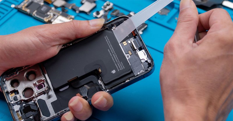 Quá trình tháo pin iPhone theo từng bước chi tiết tại nhà