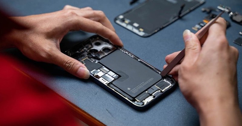 Quá trình thay pin iPhone được thực hiện bằng tay