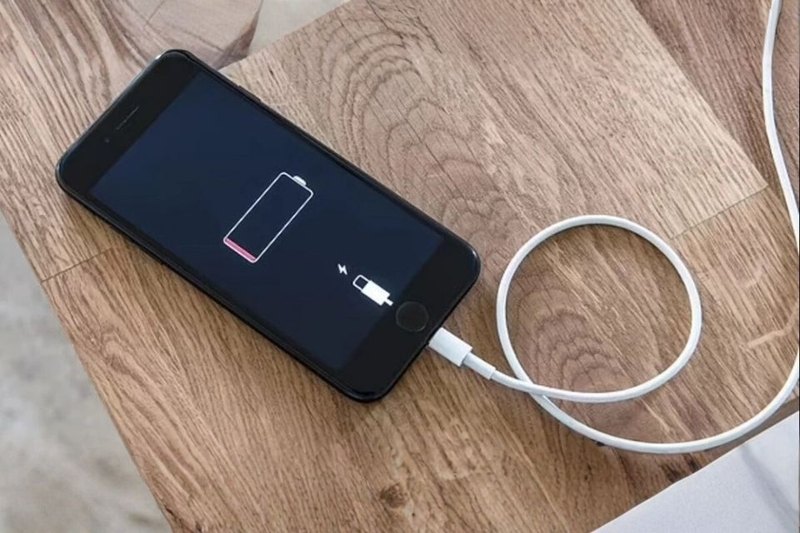 IPhone đang sạc với dây cáp Lightning khi pin gần hết
