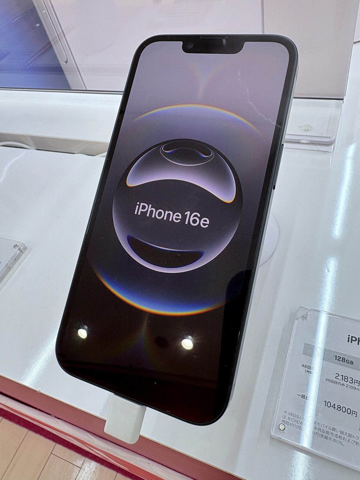 IPhone 16e được trưng bày tại cửa hàng bán lẻ - iPhone 16e là gì và có gì đặc biệt