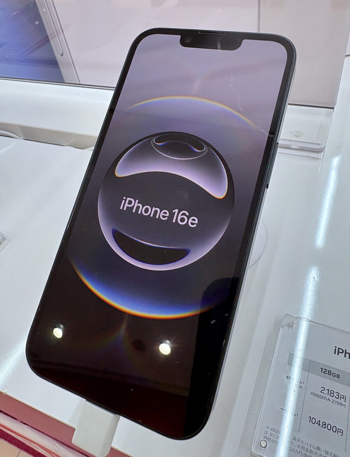 IPhone 16e được trưng bày tại cửa hàng điện thoại với thiết kế phổ biến - iPhone 16e là gì và có gì đặc biệt